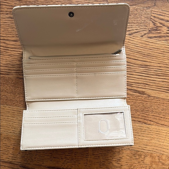 Universal Thread Spotted Wallet - Picture 2 of 3